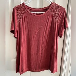 American Eagle women’s shirt sleeved tshirt